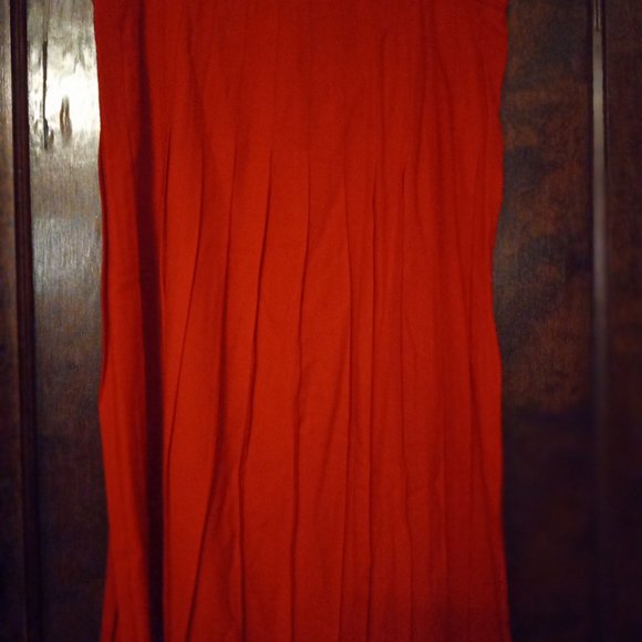 CHURCH FLOW!! 2-piece dark red pleated skirt suit with beautiful gold buttons - Picture 3 of 16